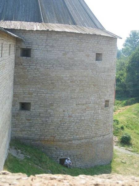 Старая Ладога, 2006: каменная башня с черепичной крышей и узкими окнами