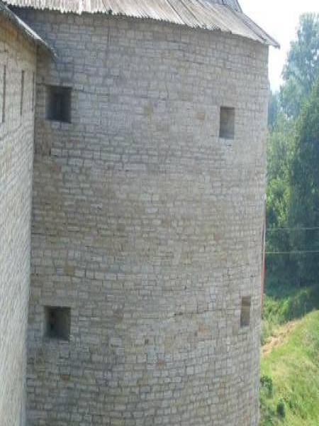 Старая Ладога, 2006: каменная башня с черепичной крышей и узкими окнами
