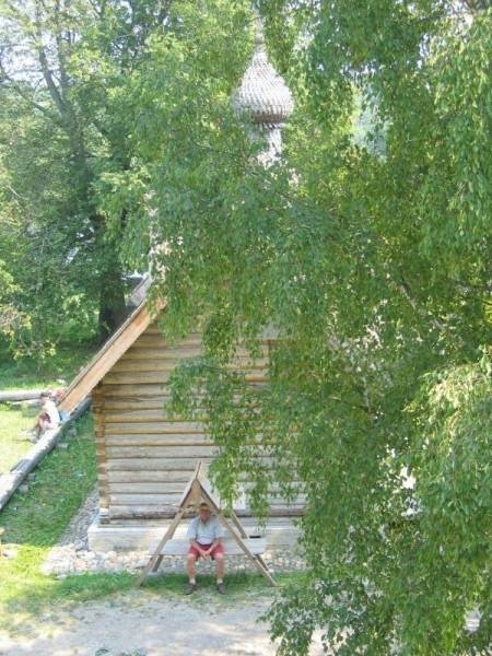Старая Ладога, 2006: деревянная церковь с луковичной главой за кустами