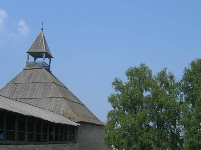 Старая Ладога, 2006: деревянная башня с чешуйчатой крышей и колокольней