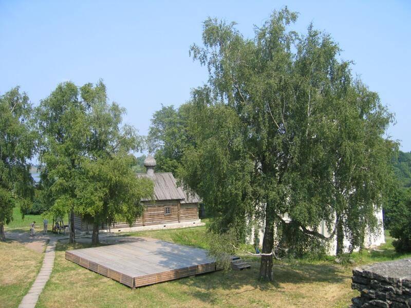 Старая Ладога, 2006: деревянная церковь и белокаменный храм среди берёз