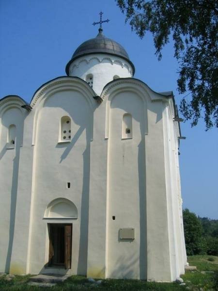 Старая Ладога, 2006: белокаменная церковь с полусферическим куполом