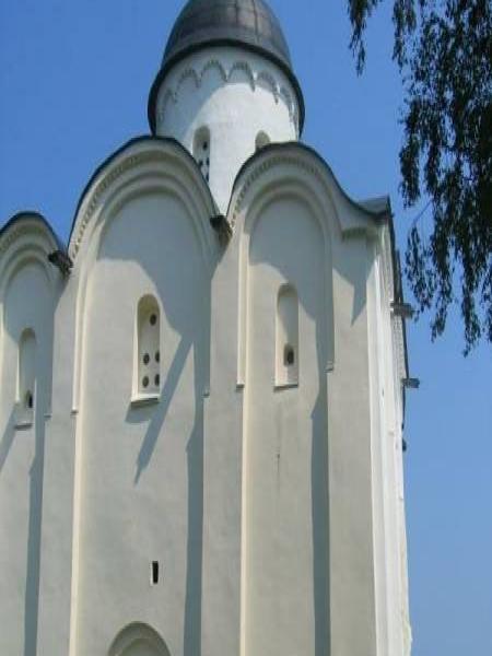 Старая Ладога, 2006: белокаменная церковь с полусферическим куполом