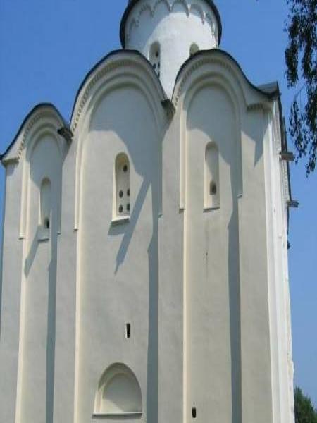Белокаменная церковь с куполом и крестом на фоне голубого неба