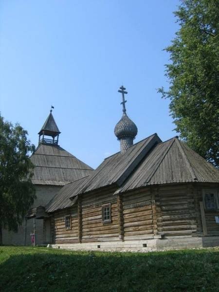 Старая Ладога, 2006: деревянная церковь с луковичной главой и колокольней