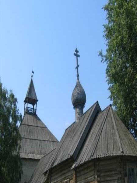 Старая Ладога, 2006: деревянная церковь с луковичной главой и колокольней