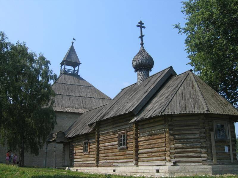 Старая Ладога, 2006: деревянная церковь с луковичной главой и колокольней