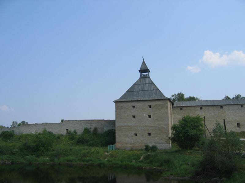 Старая Ладога, 2006: каменная башня с деревянной крышей у воды