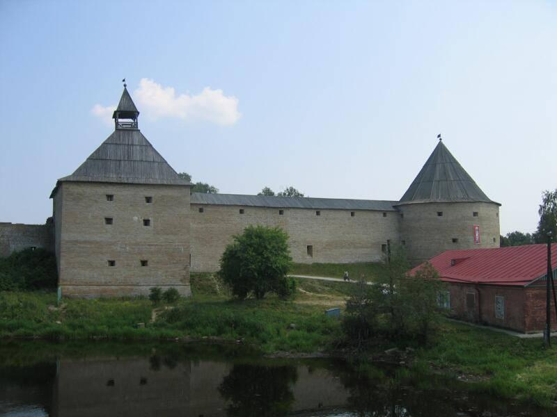 Старая Ладога, 2006: крепостные башни у воды с деревянными крышами