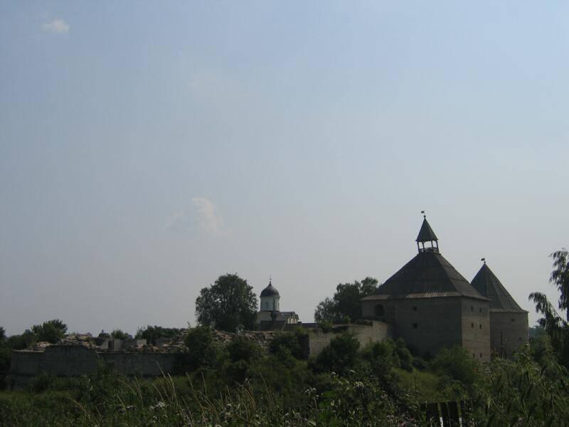 Старая Ладога, 2006: крепостные башни и церковь за стеной