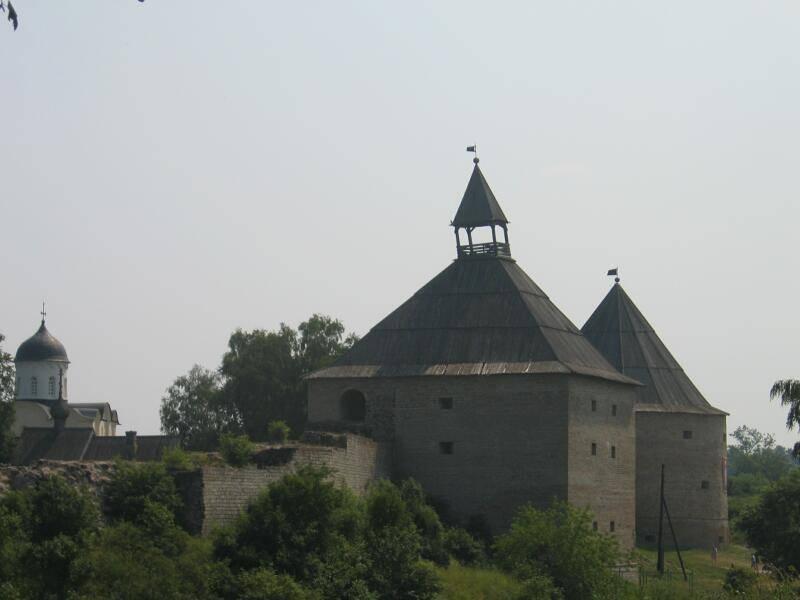 Старая Ладога, 2006: каменные башни с черепичными крышами и куполом церкви