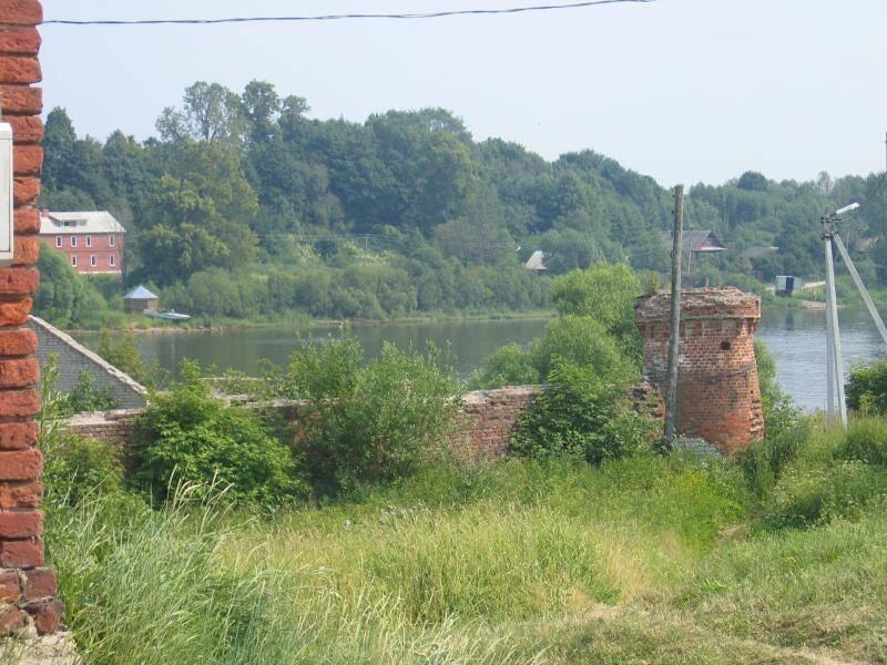 Старая Ладога, 2006: остатки кирпичной башни у реки