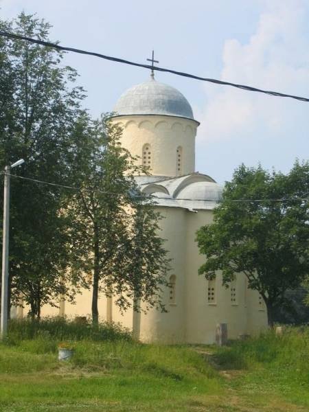 Старая Ладога, 2006: белокаменная церковь с полусферической главой