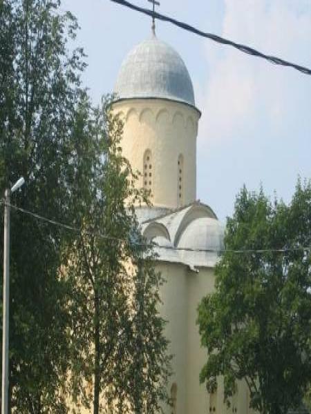 Старая Ладога, 2006: белокаменная церковь с полусферической главой