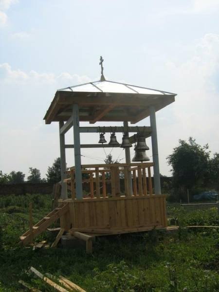 Колокольня в Старой Ладоге, 2006: деревянная конструкция с тремя колоколами и крестом на крыше