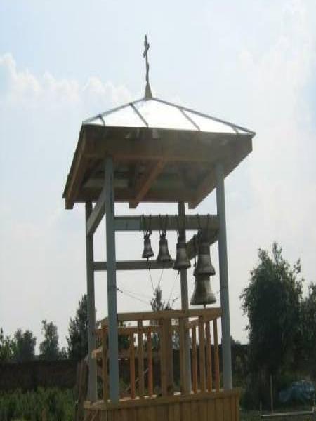 Колокольня в Старой Ладоге, 2006: деревянная конструкция с тремя колоколами и крестом на крыше
