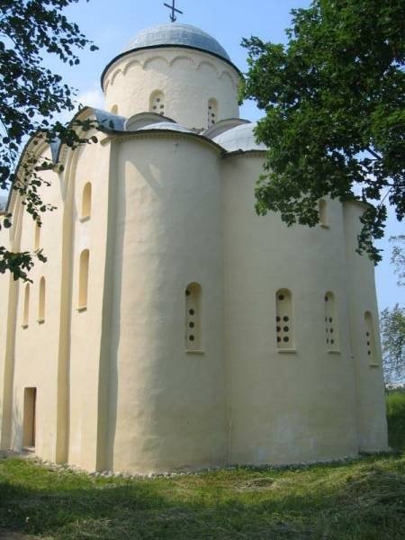 Церковь в Старой Ладоге, 2006: белокаменная купольная постройка с арочными окнами