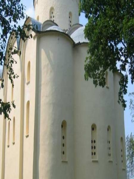 Церковь в Старой Ладоге, 2006: белокаменная купольная постройка с арочными окнами