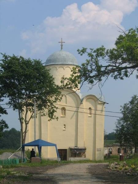 Церковь в Старой Ладоге, 2006: белокаменная глава с серебристым куполом и крестом