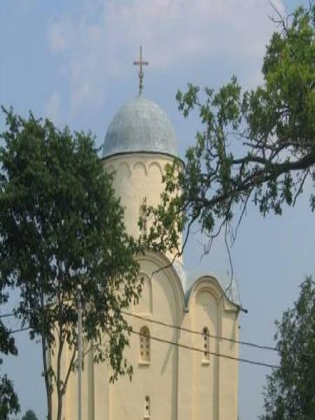 Церковь в Старой Ладоге, 2006: белокаменная глава с серебристым куполом и крестом