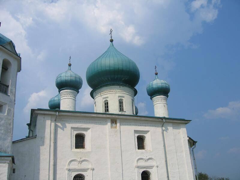Старая Ладога, 2006: белокаменная церковь с тремя зелёными куполами