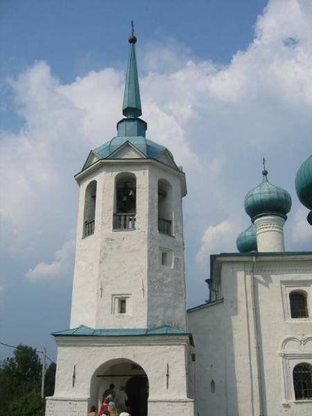 Старая Ладога, 2006: колокольня с зелёной шатровой крышей и куполами храма
