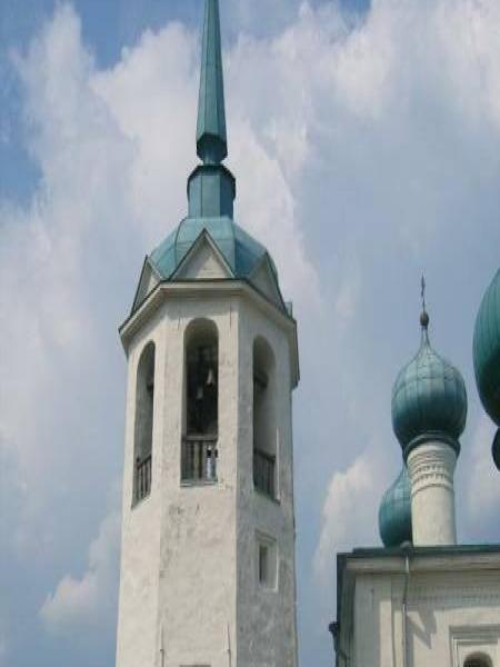 Старая Ладога, 2006: колокольня с зелёной шатровой крышей и куполами храма