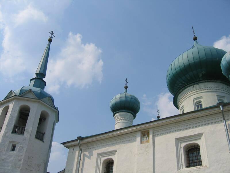 Старая Ладога, 2006: белокаменные купола и шпиль синего цвета