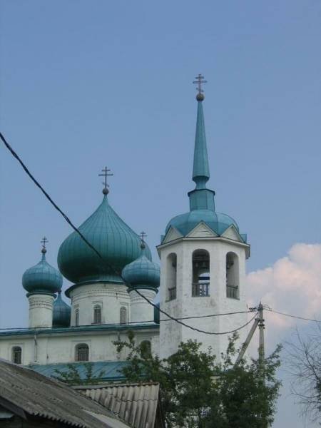 Старая Ладога, 2006: белокаменная церковь с тремя зелёными куполами и колокольней