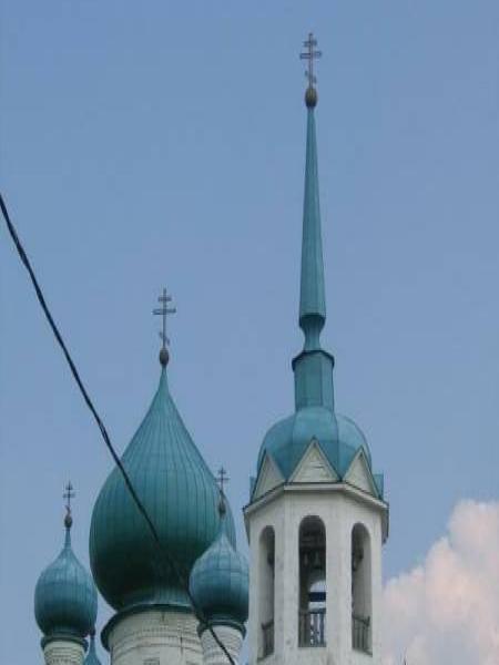 Старая Ладога, 2006: белокаменная церковь с тремя зелёными куполами и колокольней
