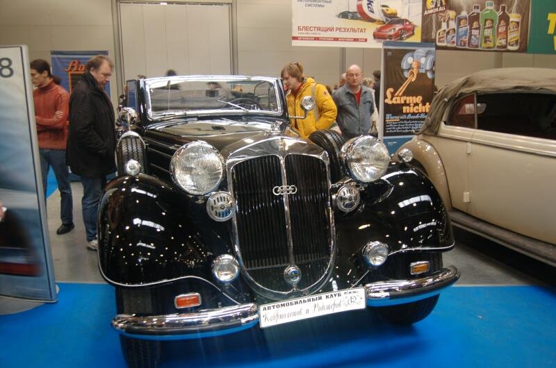 Oldtimer-выставка в Москве, 2006: чёрный Audi с хромированным радиатором