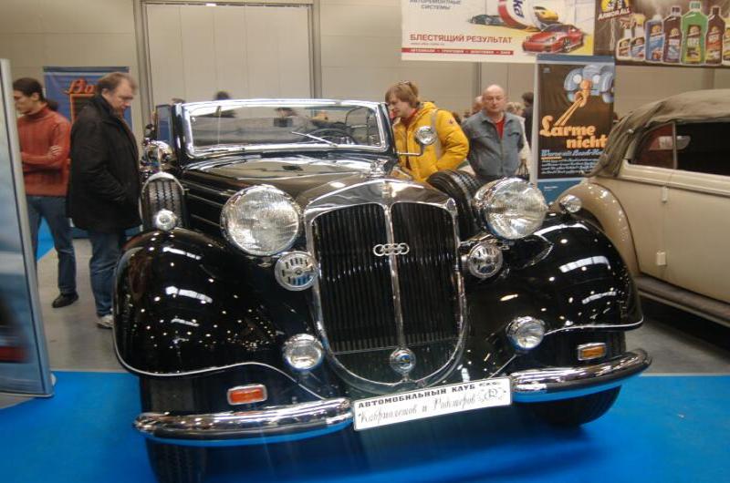 Oldtimer-выставка в Москве, 2006: чёрный Audi с хромированным радиатором