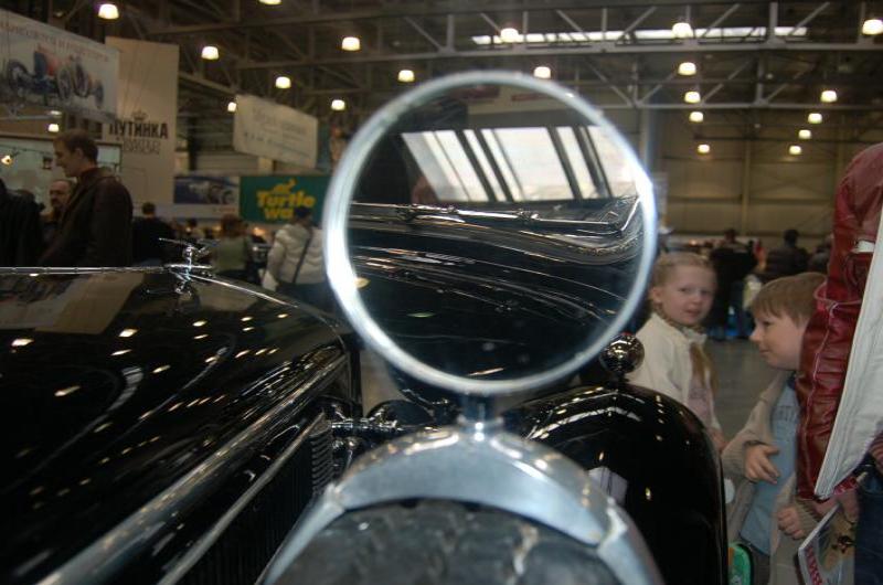 Классический автомобиль с хромированным зеркалом на выставке старинных машин