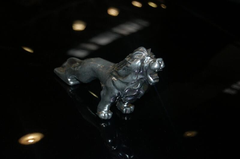 Львиная фигура на капоте старинного автомобиля в Oldtimer, 2006