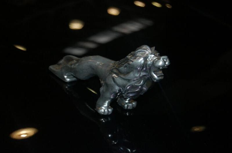 Львиная фигура на капоте старинного автомобиля в Oldtimer, 2006