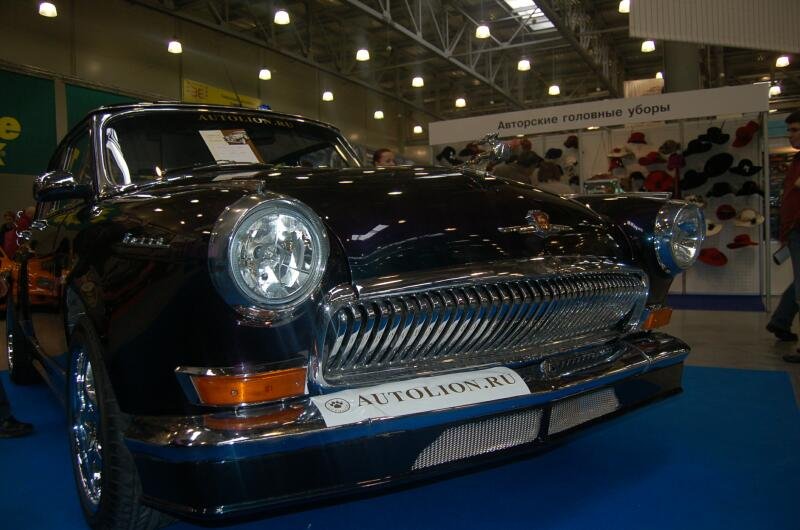 Oldtimer-выставка в Москве, 2006: чёрный «Волга» с хромированной решёткой