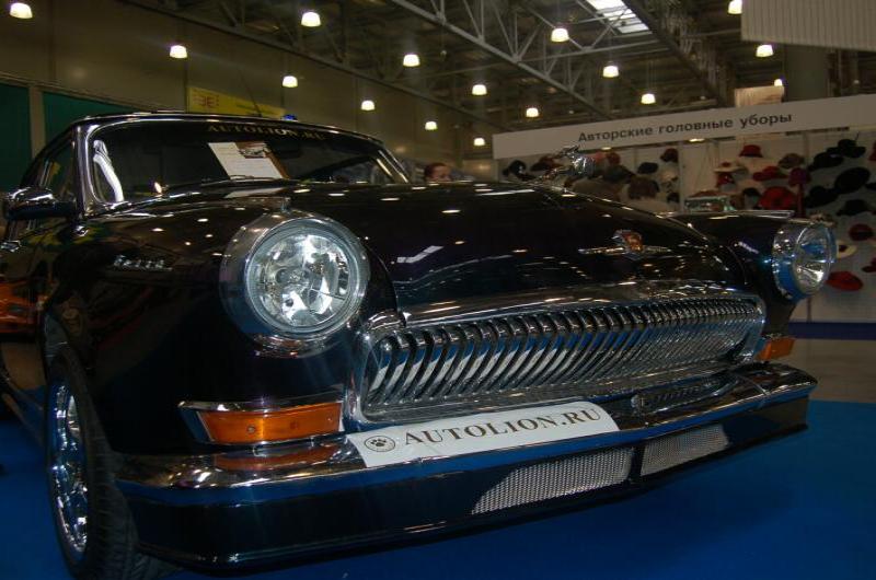 Oldtimer-выставка в Москве, 2006: чёрный «Волга» с хромированной решёткой