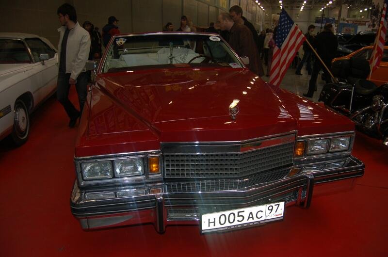 Oldtimer-выставка в Москве, 2006: красный Cadillac Deville