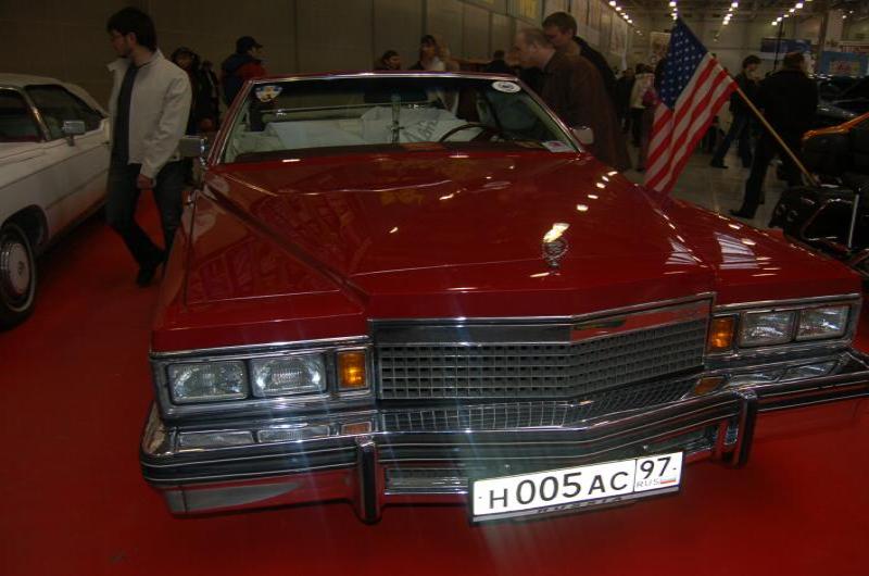 Oldtimer-выставка в Москве, 2006: красный Cadillac Deville
