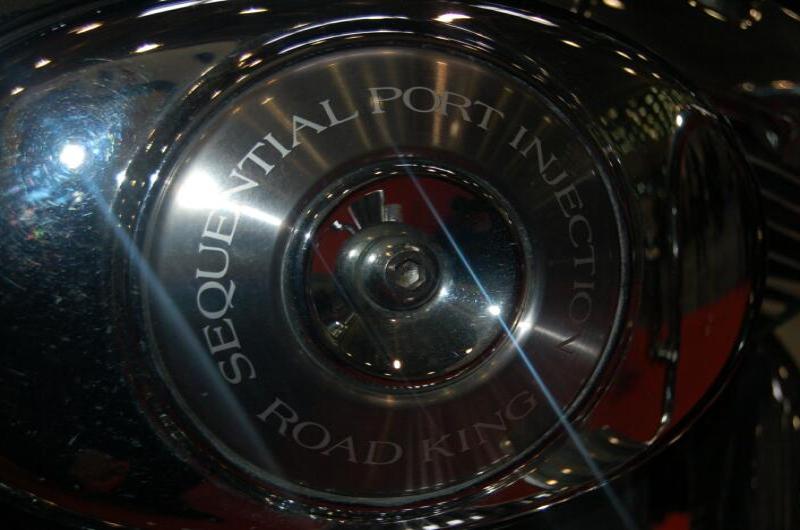 Oldtimer 2006: хромированный вентилятор с надписью «SEQUENTIAL PORT INJECTION»