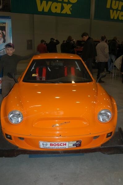 Oldtimer-выставка в Москве, 2006: оранжевый автомобиль с Bosch-надписью