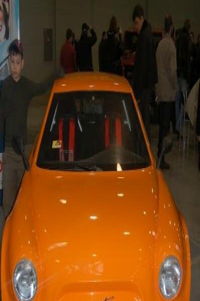 Oldtimer-выставка в Москве, 2006: оранжевый автомобиль с Bosch-надписью