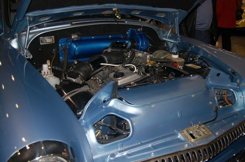 Oldtimer 2006: синий мотор в открытом капоте на выставке в России