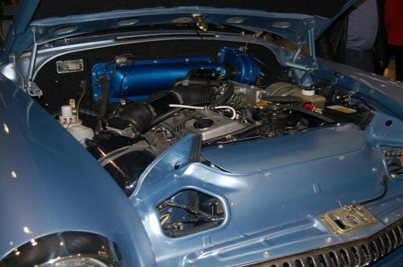Oldtimer 2006: синий мотор в открытом капоте на выставке в России