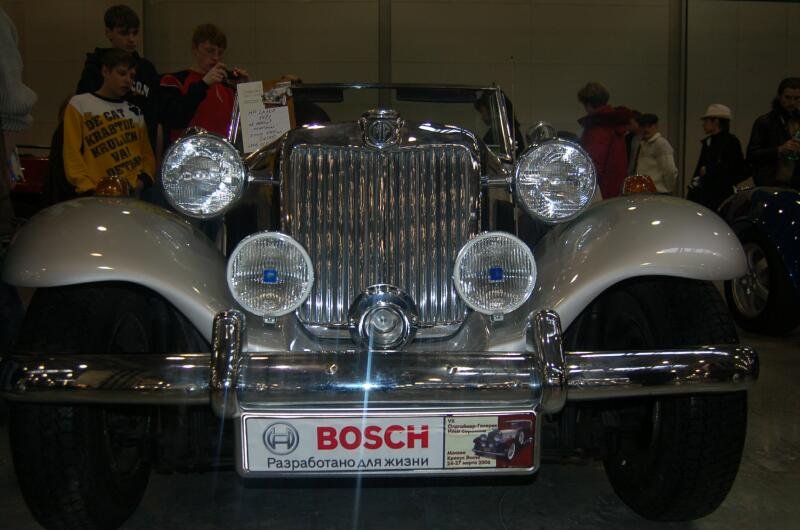 Oldtimer 2006: серебристый ретро-автомобиль с Bosch-надписью