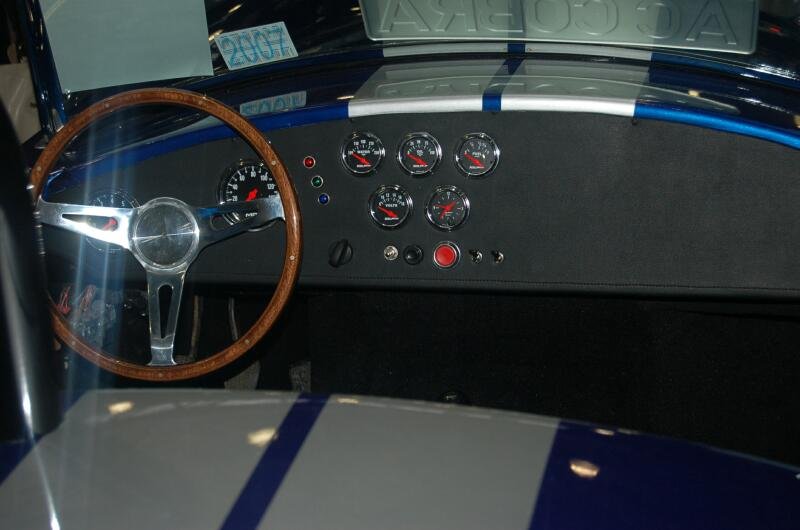 Oldtimer 2006: салон «AC Cobra» с деревянным рулём и приборной панелью