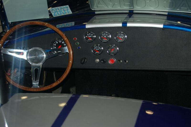 Oldtimer 2006: салон «AC Cobra» с деревянным рулём и приборной панелью