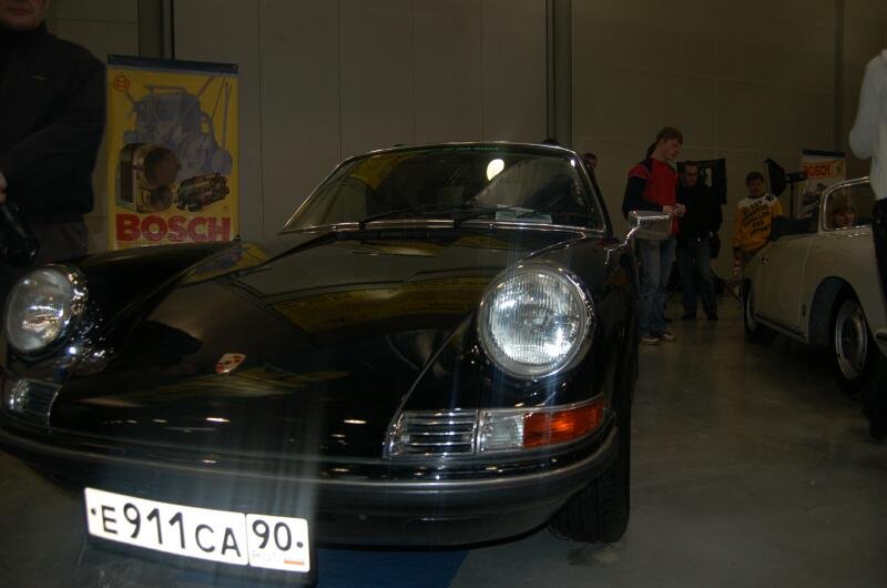 Oldtimer 2006: чёрный Porsche 911 с немецкой табличкой в московском зале