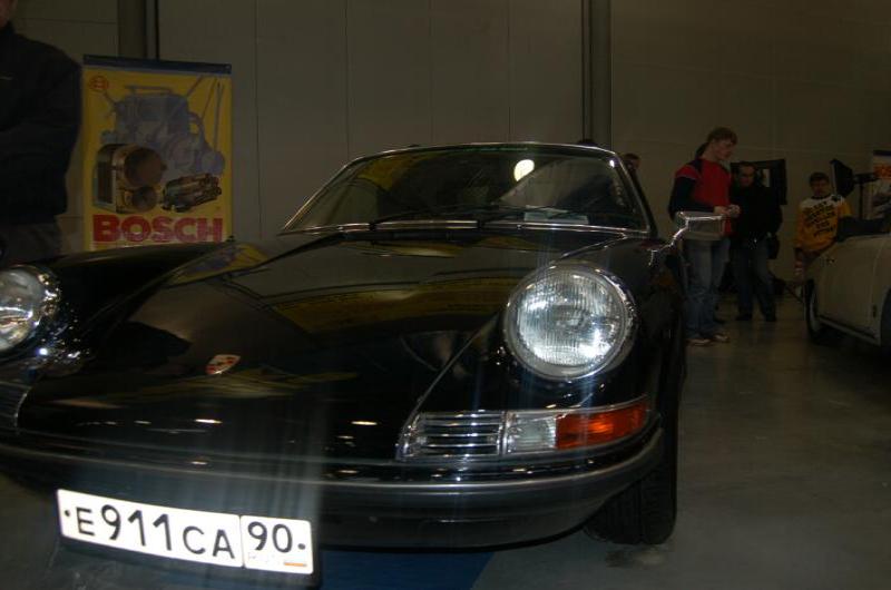 Oldtimer 2006: чёрный Porsche 911 с немецкой табличкой в московском зале