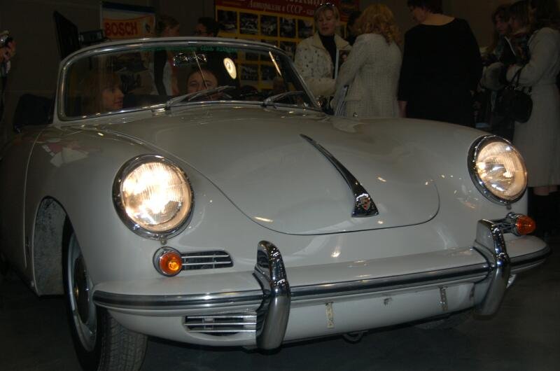 Белый классический кабриолет Porsche 356 с хромированными бамперами и фарами